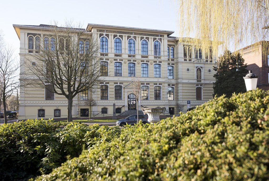 1280px hauptgebäude der hochschule 21