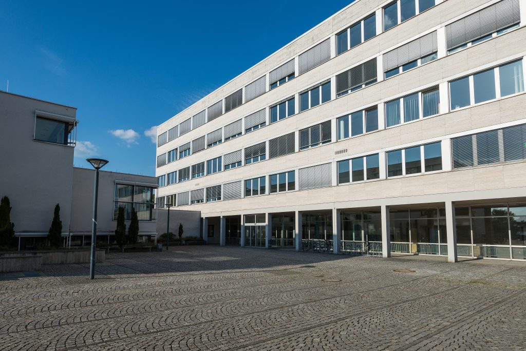 hauptgebäude der h da auf dem campus dieburg