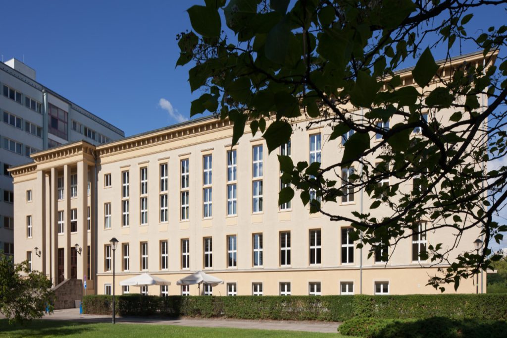 das mensageb‰ude auf dem campus treskowallee