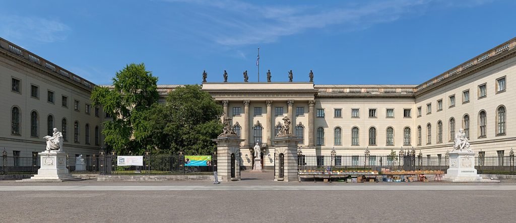 1280px frontansicht des hauptgebäudes der humboldt universität in berlin
