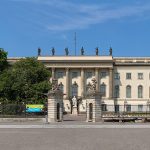 Universités Générales en Allemagne 1280px frontansicht des hauptgebäudes der humboldt universität in berlin