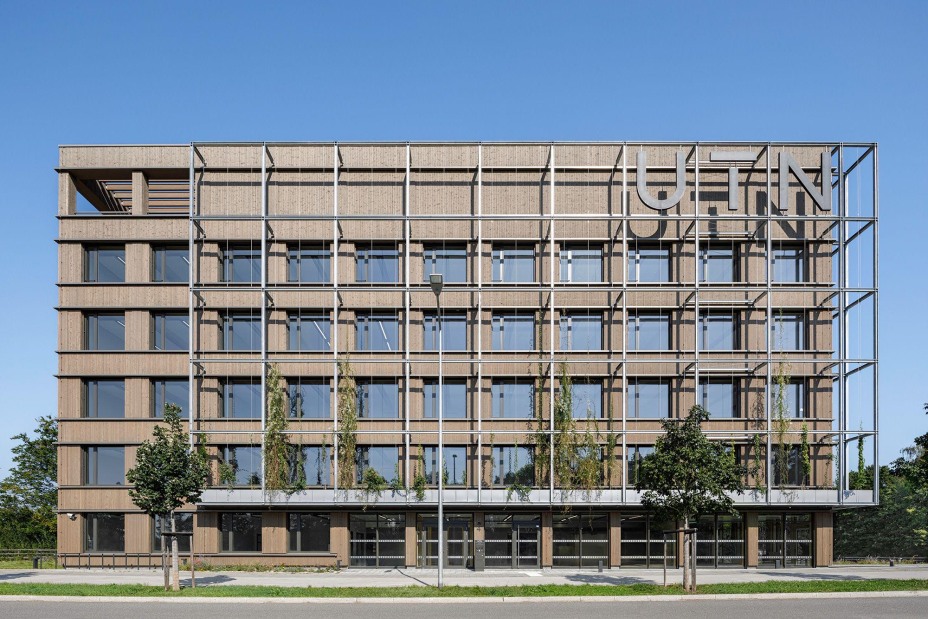 fassade eines der gebäude der neuen technischen universität n.